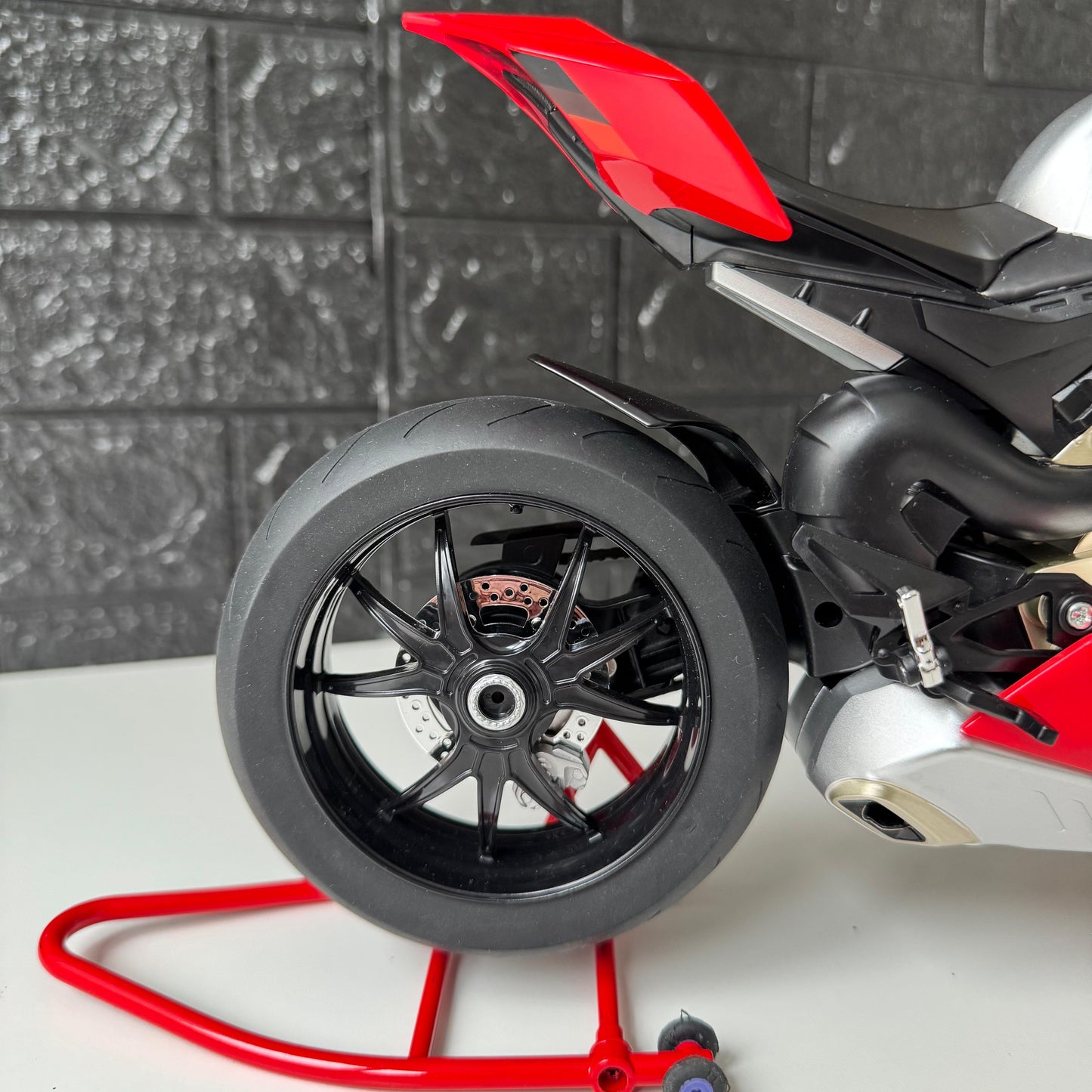 1:6 Ducat V4s - With Smoke