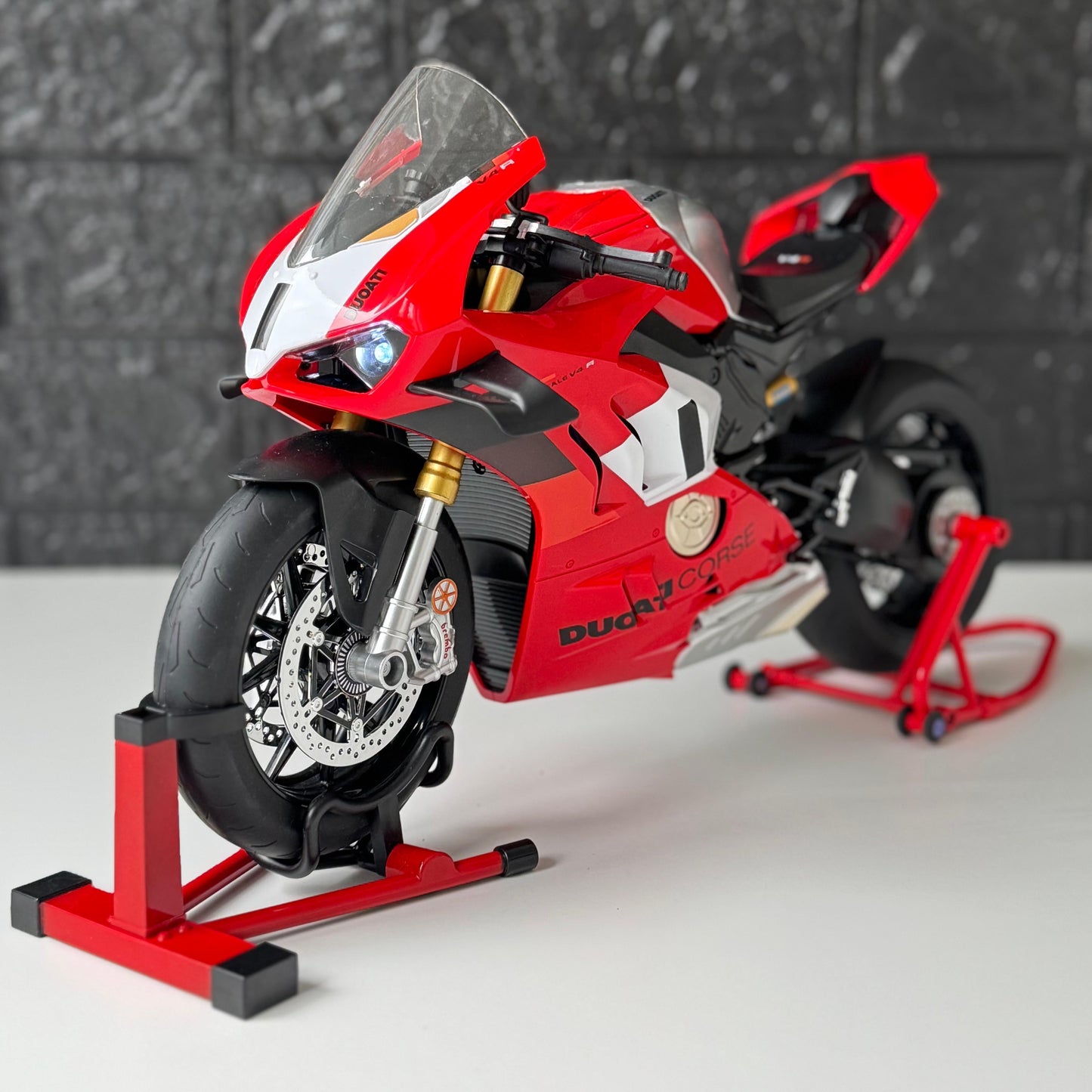 1:6 Ducat V4s - With Smoke