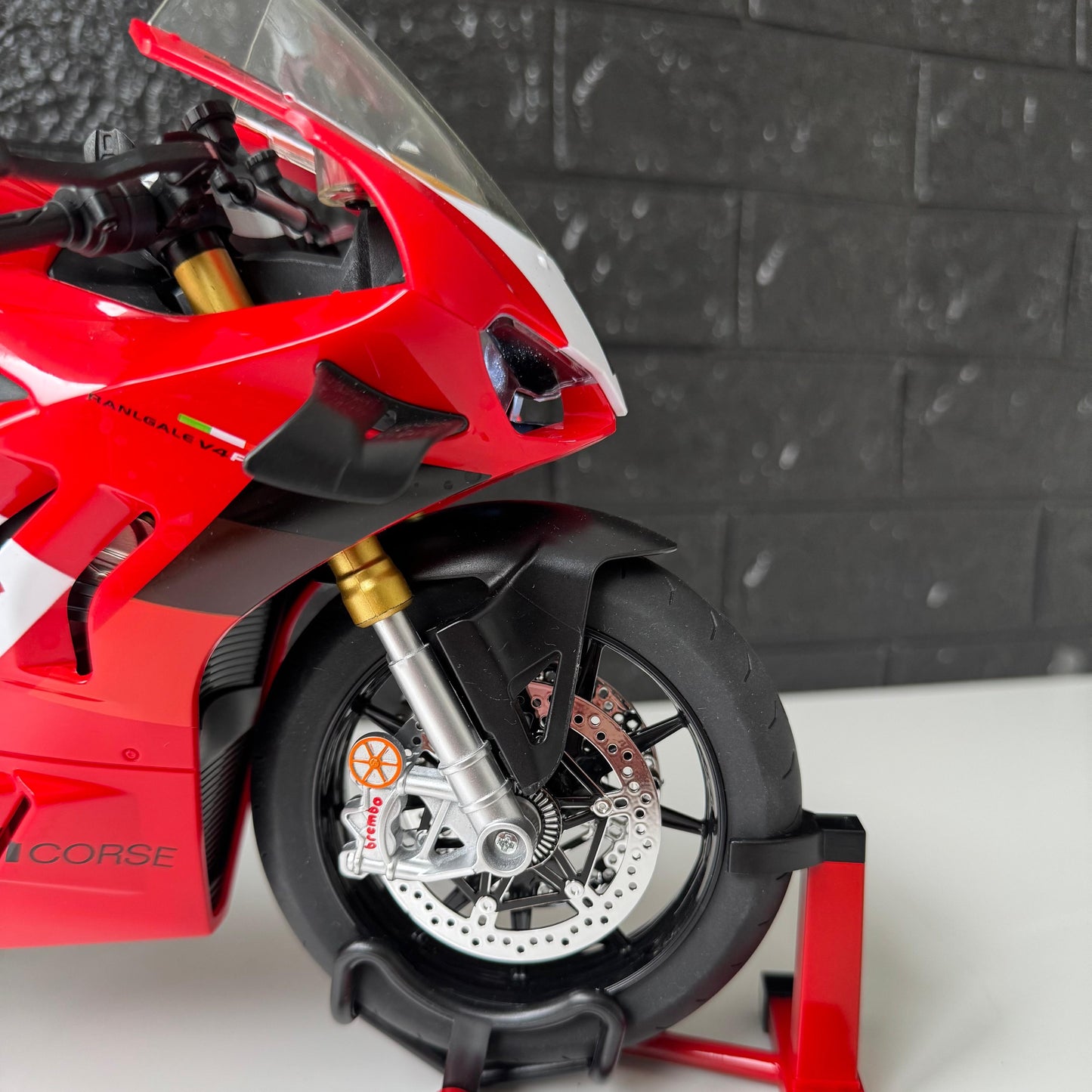 1:6 Ducat V4s - With Smoke