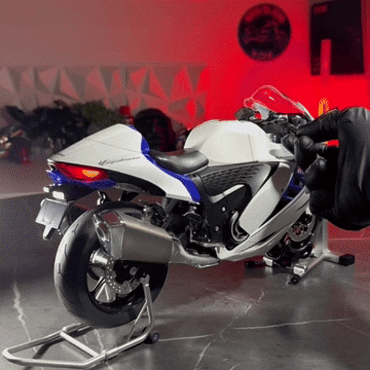 1:6 Suzuk Hayabusa GSX-1300R - With Smoke